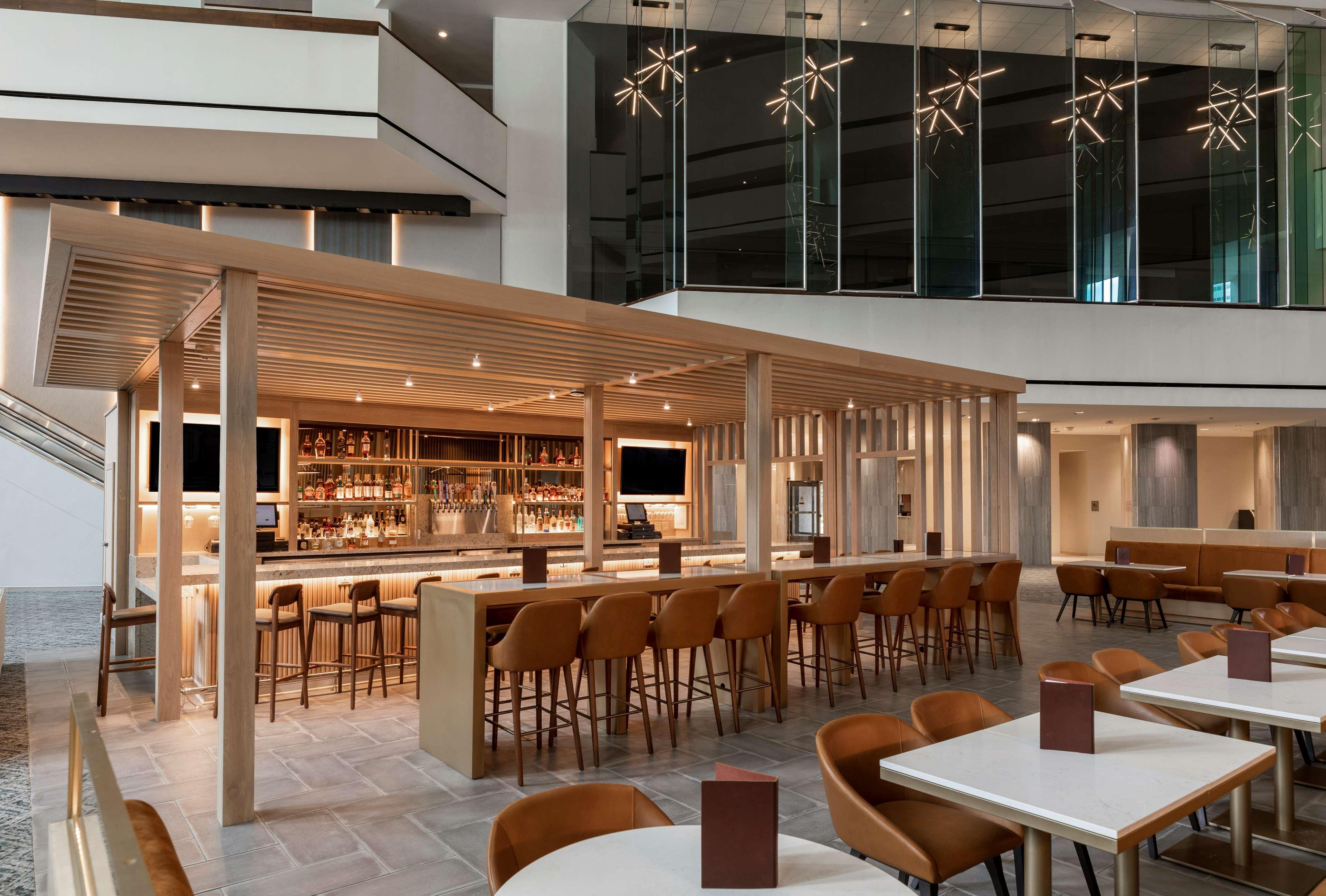 Отель Hyatt Regency Houston Downtown Экстерьер фото