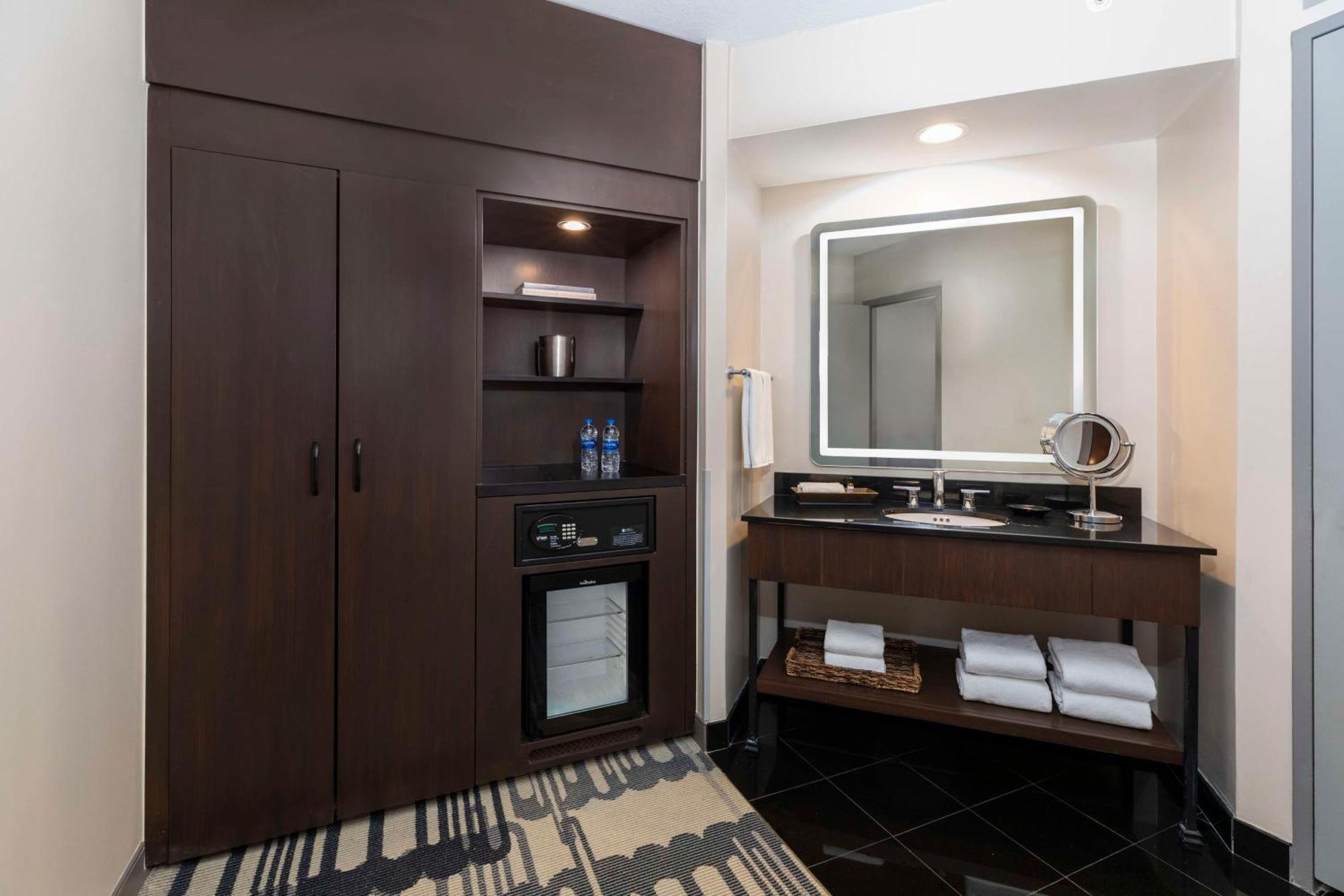Отель Hyatt Regency Houston Downtown Экстерьер фото