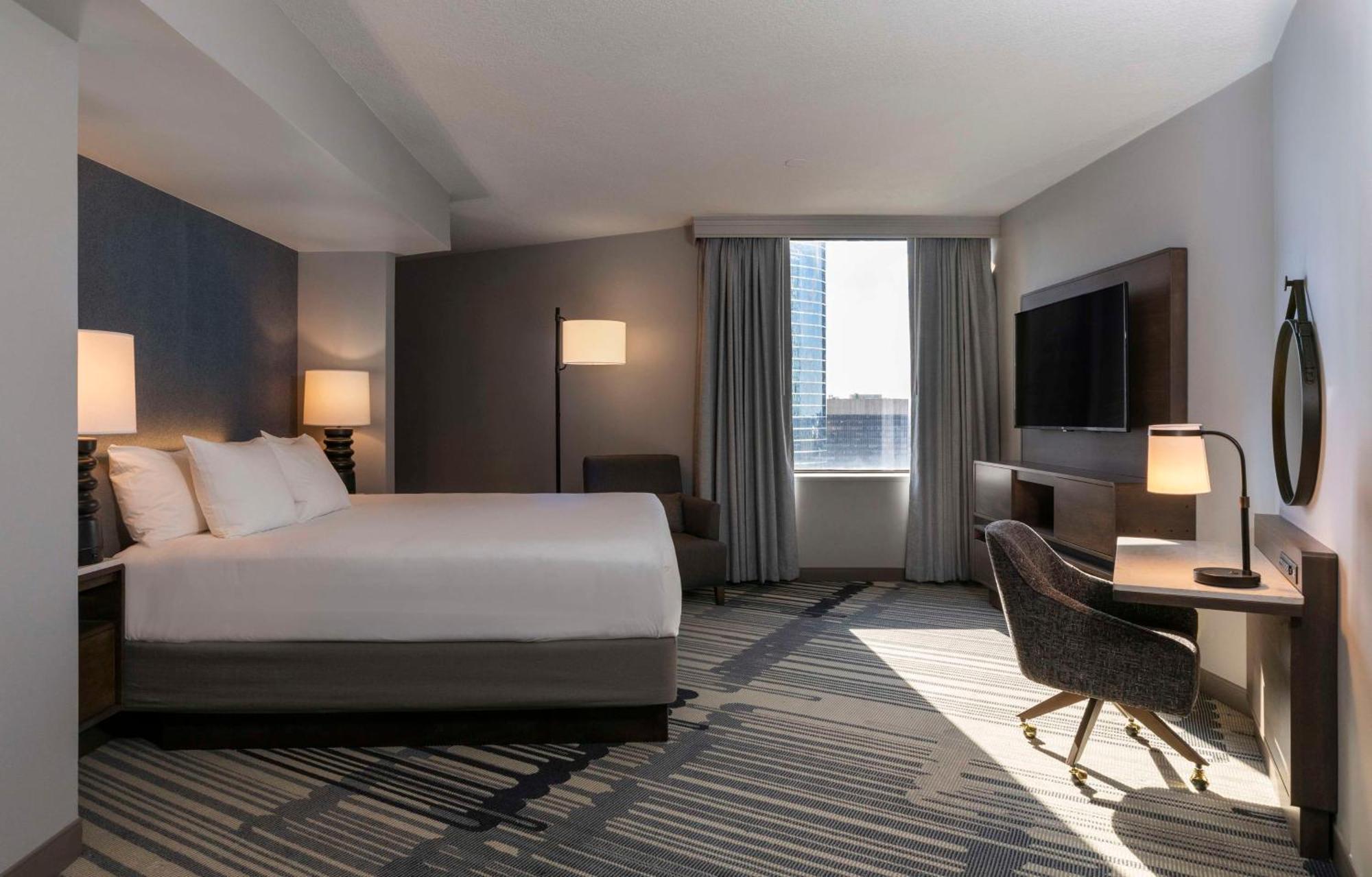 Отель Hyatt Regency Houston Downtown Экстерьер фото